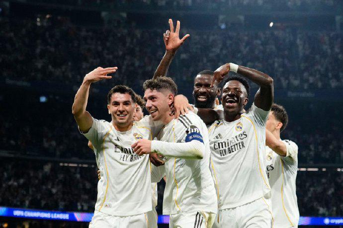 开云体育-3:0！亿元先生大秀帽子戏法，比肩梅西纪录，皇马半场3球打崩曼城